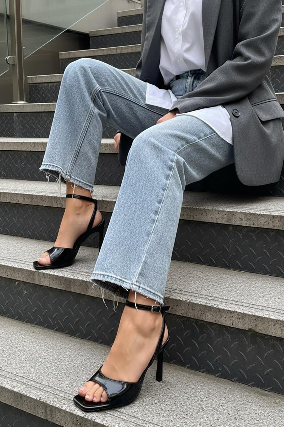 Sara Siyah Kırışık Bileği Sarma  (8 cm) Kare Burun Topuklu Ayakkabı