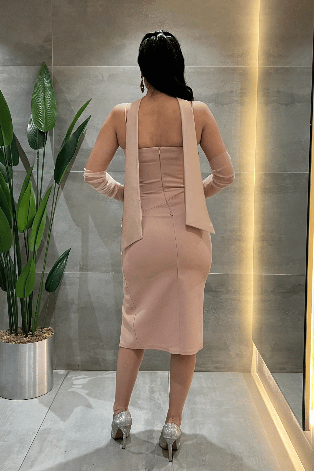 Atlas Kumaş Degaje Yakalı Eldiven Detaylı Kalem Elbise - PUDRA