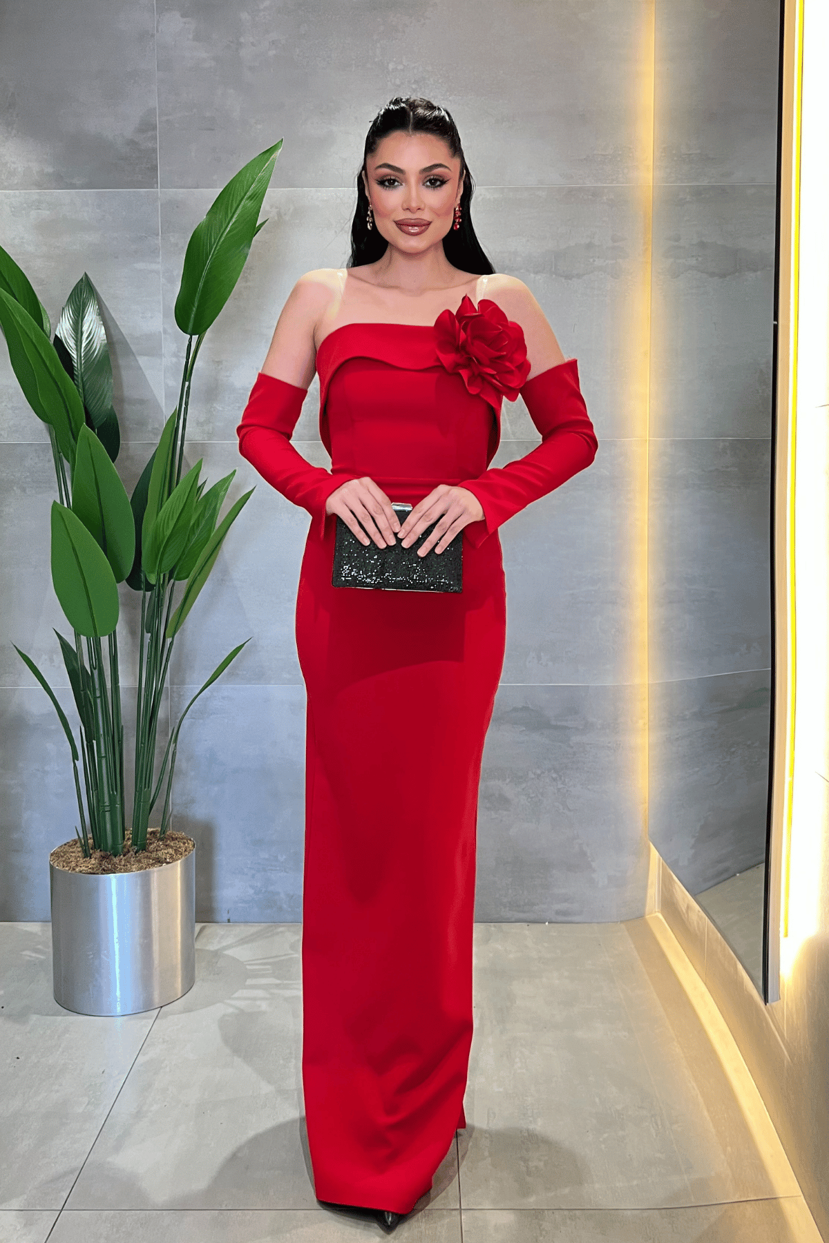 Atlas Kumaş Straplez Eldiven Detaylı Elbise - KIRMIZI