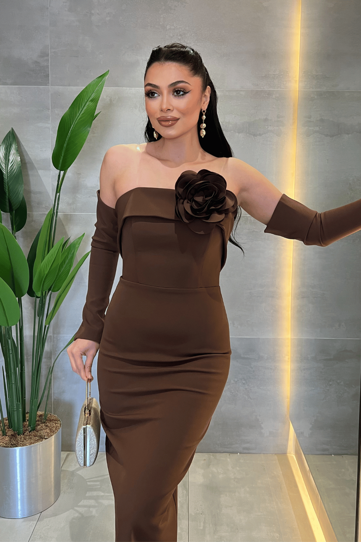 Atlas Kumaş Straplez Eldiven Detaylı Elbise - KAHVERENGİ