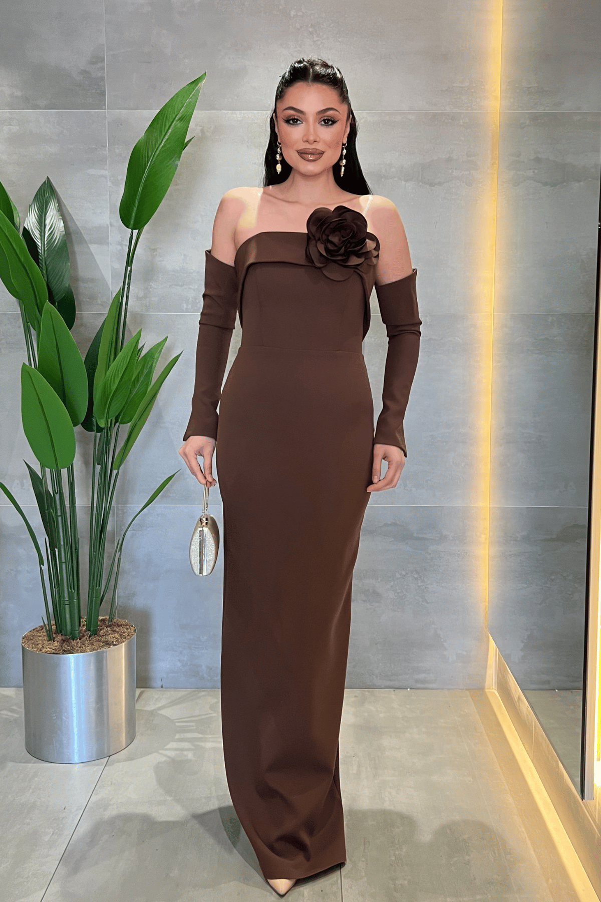 Atlas Kumaş Straplez Eldiven Detaylı Elbise - KAHVERENGİ