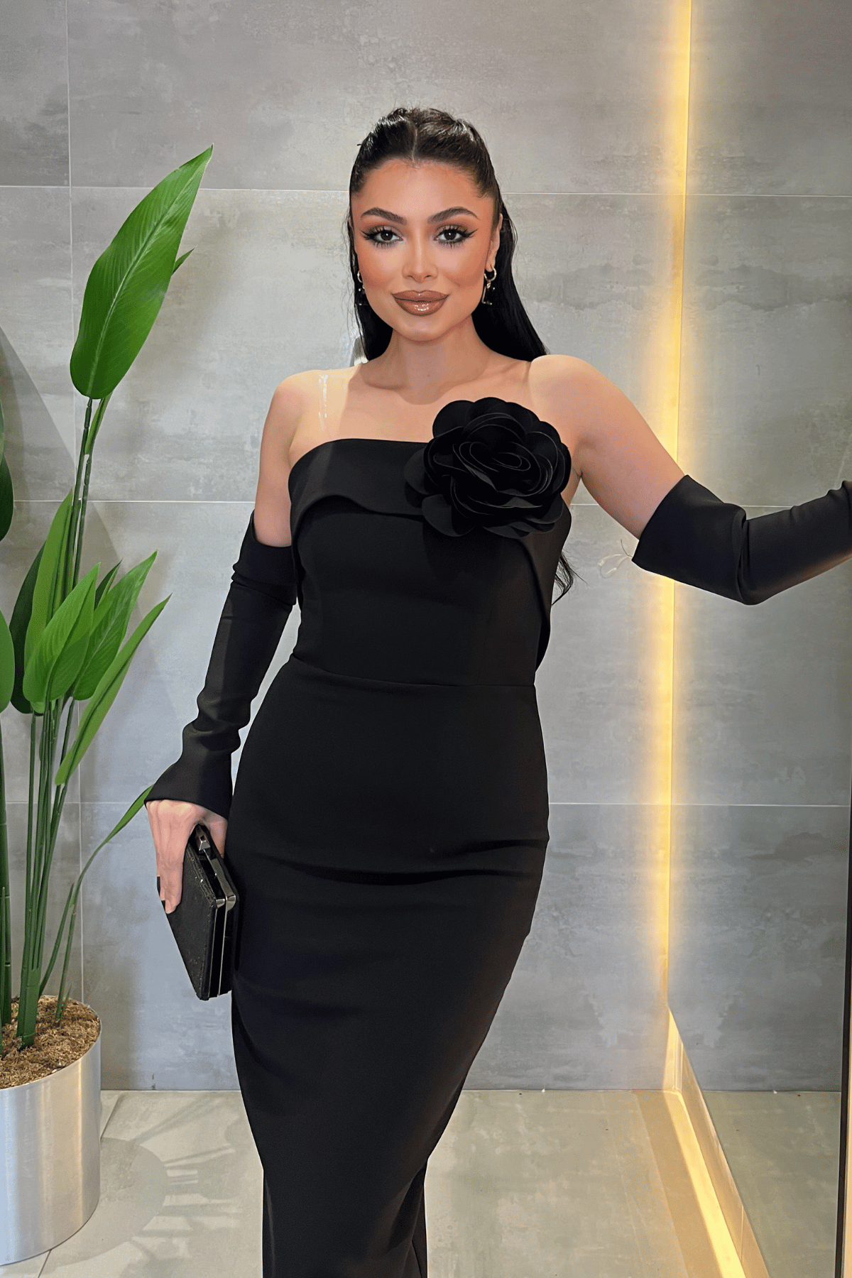 Atlas Kumaş Straplez Eldiven Detaylı Elbise - SİYAH