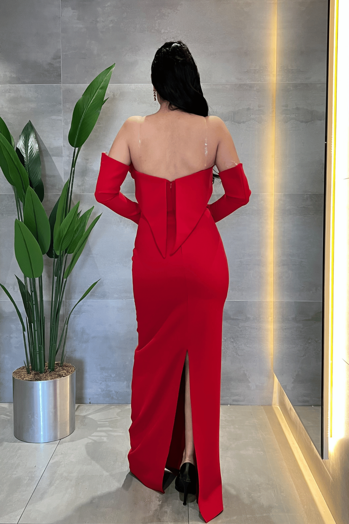 Atlas Kumaş Straplez Eldiven Detaylı Elbise - KIRMIZI