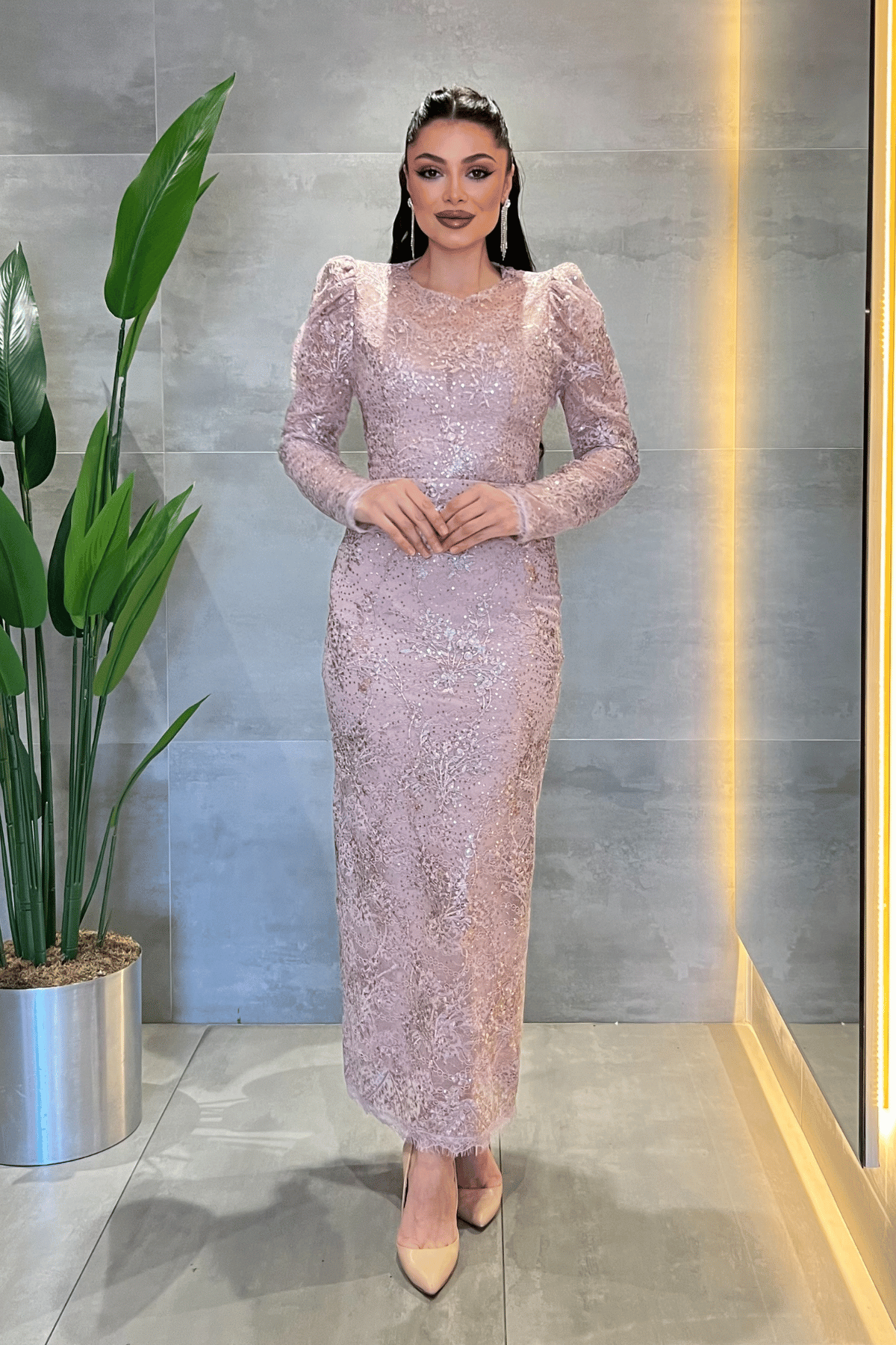 Dantelli Pullu Kumaş Sırt Detaylı Kalem Elbise - PUDRA