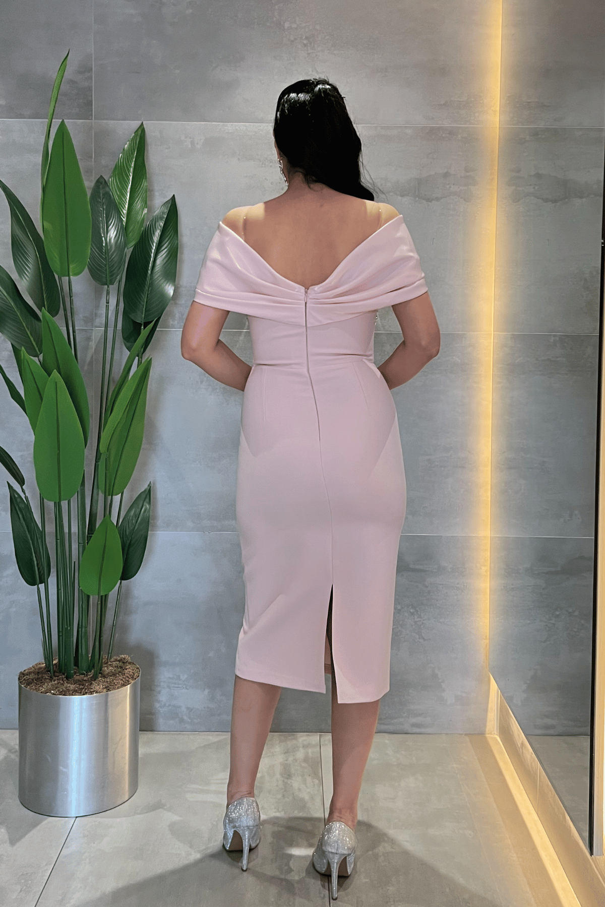 Double Kumaş Taş Detaylı Kayık Yaka Kalem Elbise - PUDRA