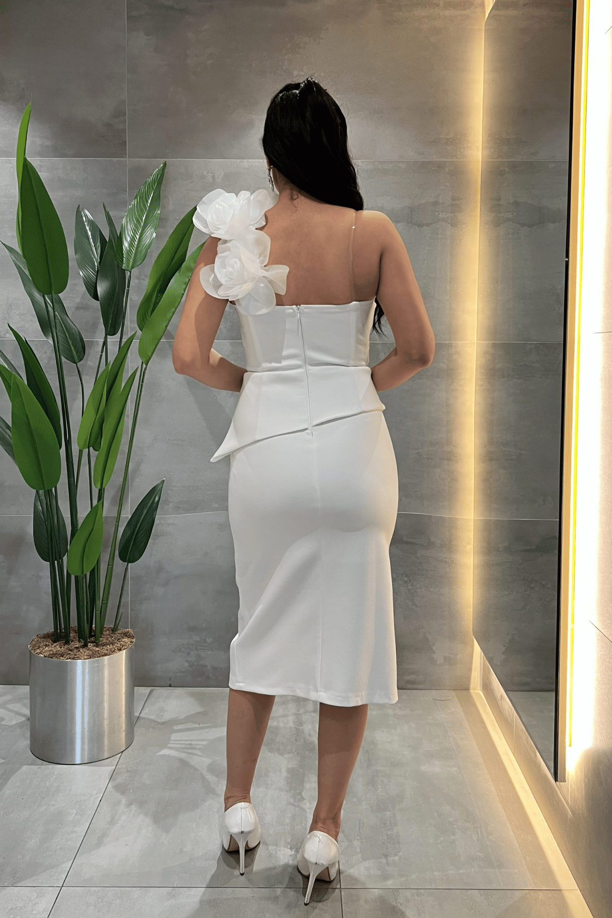 Double Kumaş Tek Kol Gül Detaylı Kalem Elbise - BEYAZ