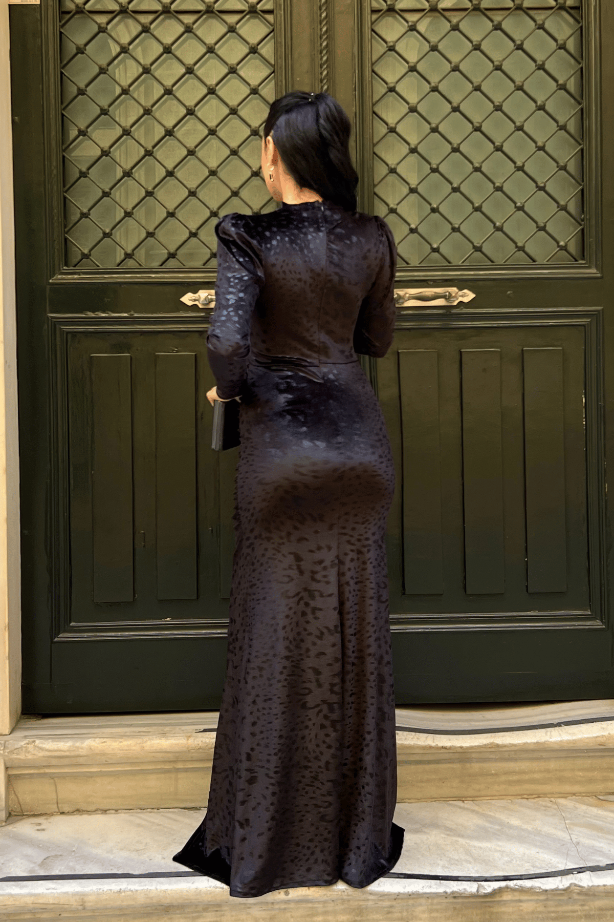 Kadife Kumaş Büzgü Detaylı Elbise - SİYAH