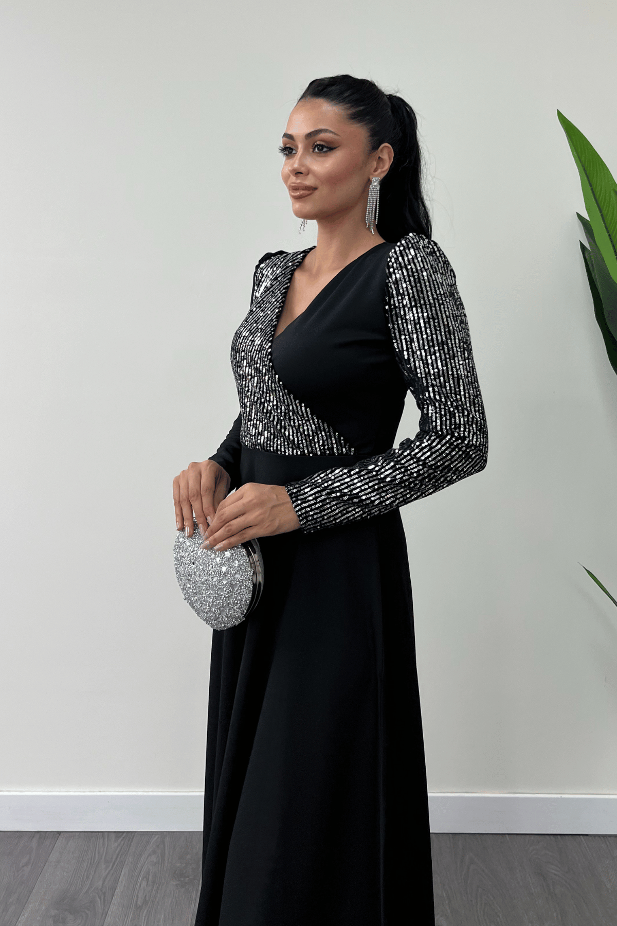 Krep Kumaş Payet Detaylı Elbise - GÜMÜŞ