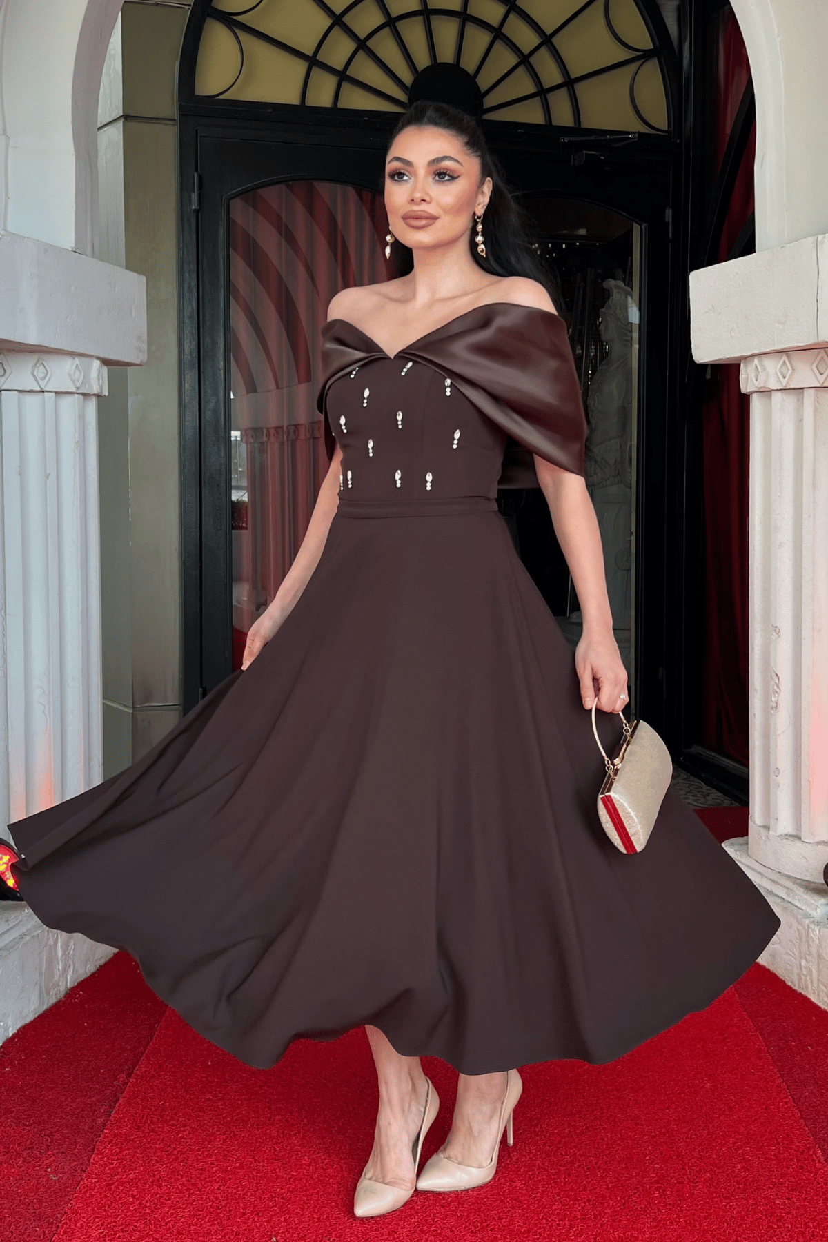 Krep Kumaş Taş Detaylı Midi Elbise - KAHVERENGİ