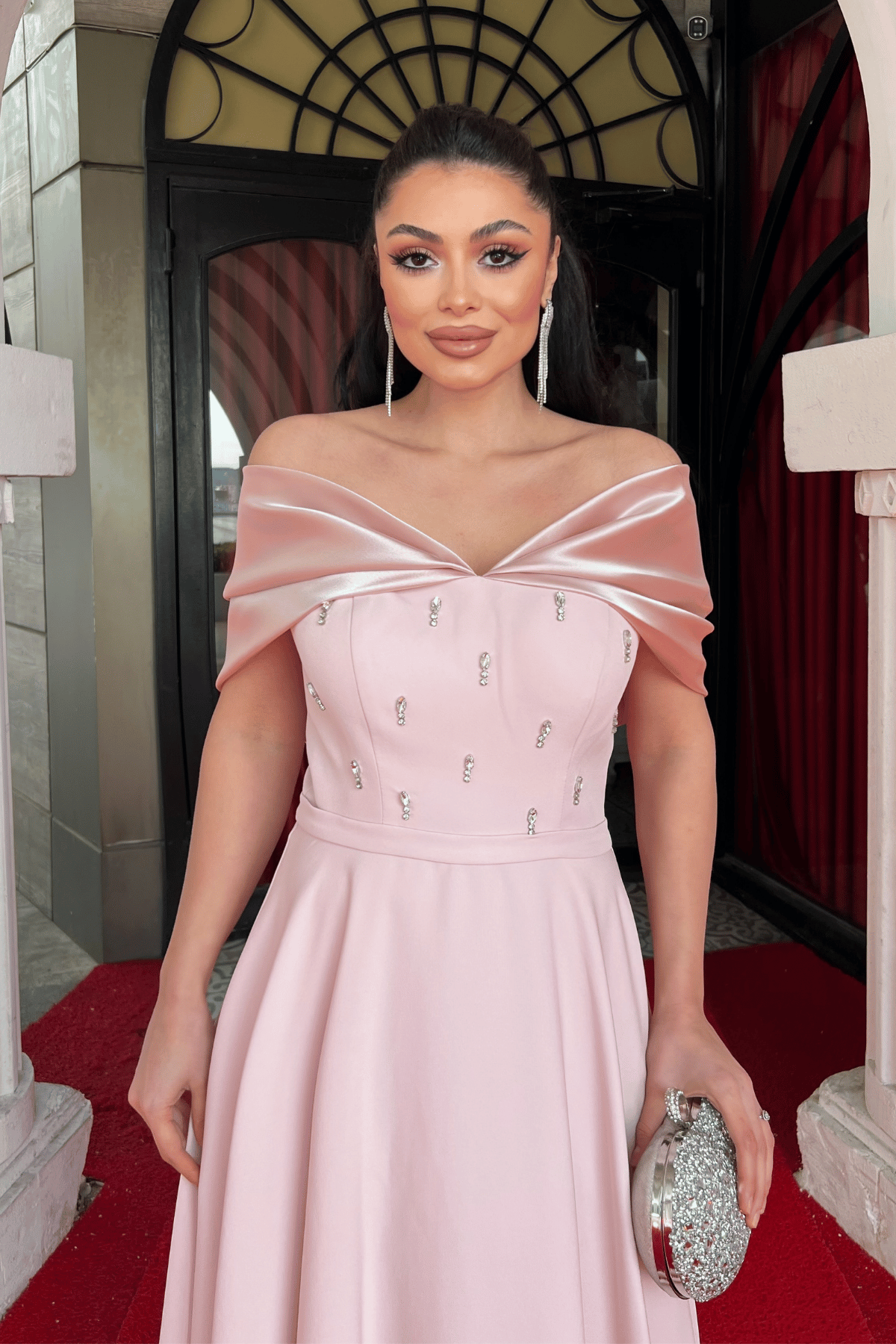 Krep Kumaş Taş Detaylı Midi Elbise - PUDRA