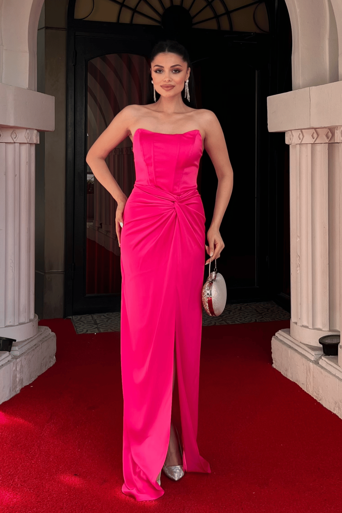 Saten Kumaş Büzgü Detaylı Straplez Abiye Elbise - FUŞYA