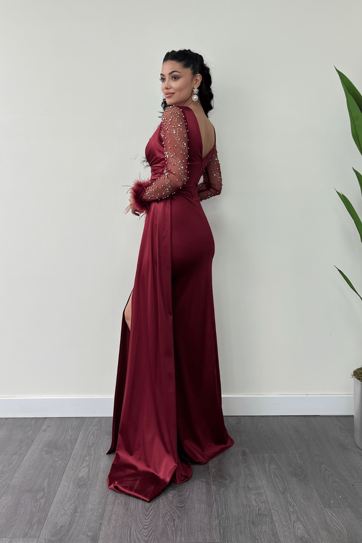 Saten Kumaş Kolları Otrişli Boncuk Detaylı Balık Elbise - BORDO