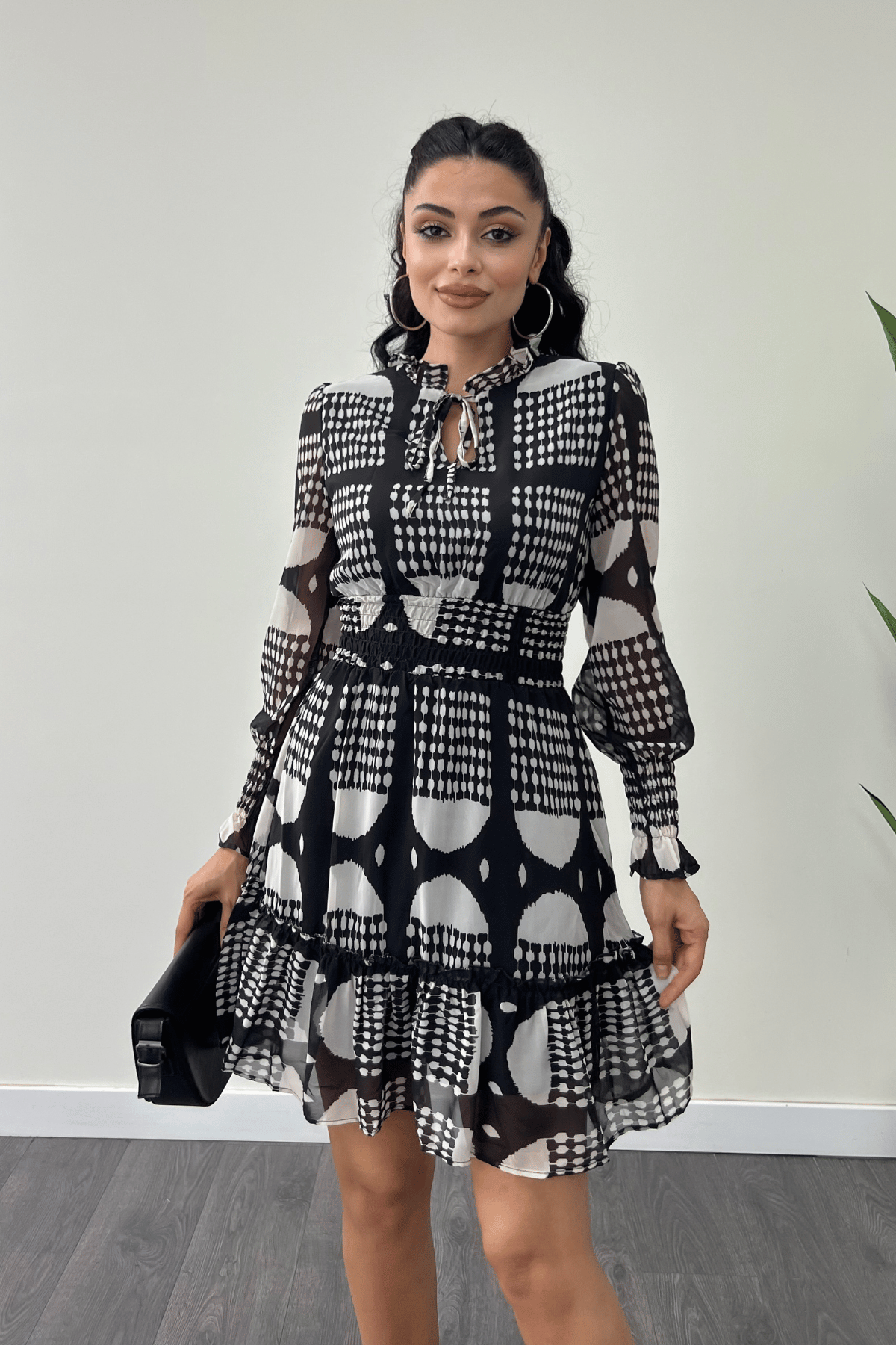 Şifon Kumaş Beli Lastik Detaylı Mini Elbise - SİYAH