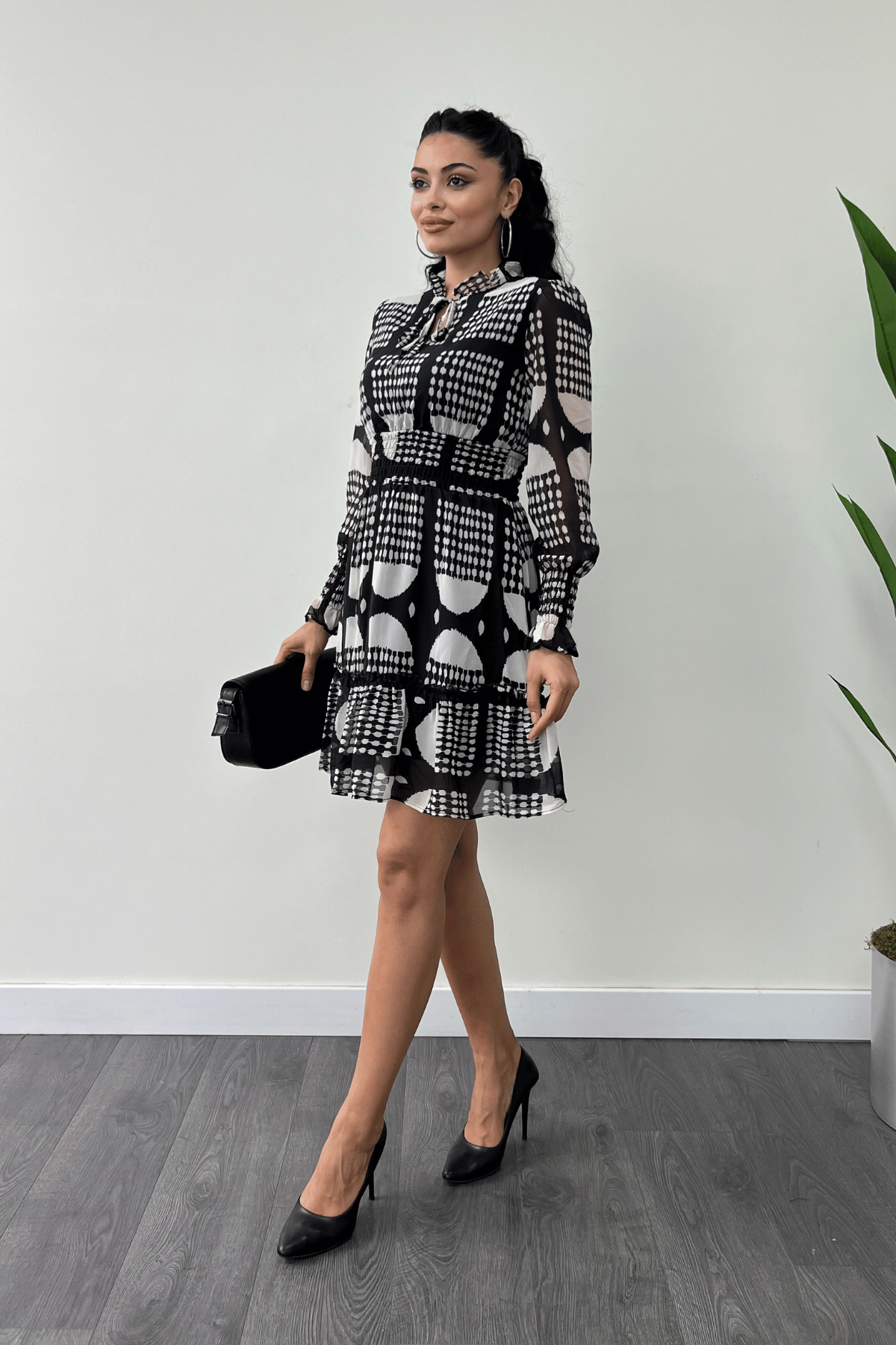 Şifon Kumaş Beli Lastik Detaylı Mini Elbise - SİYAH