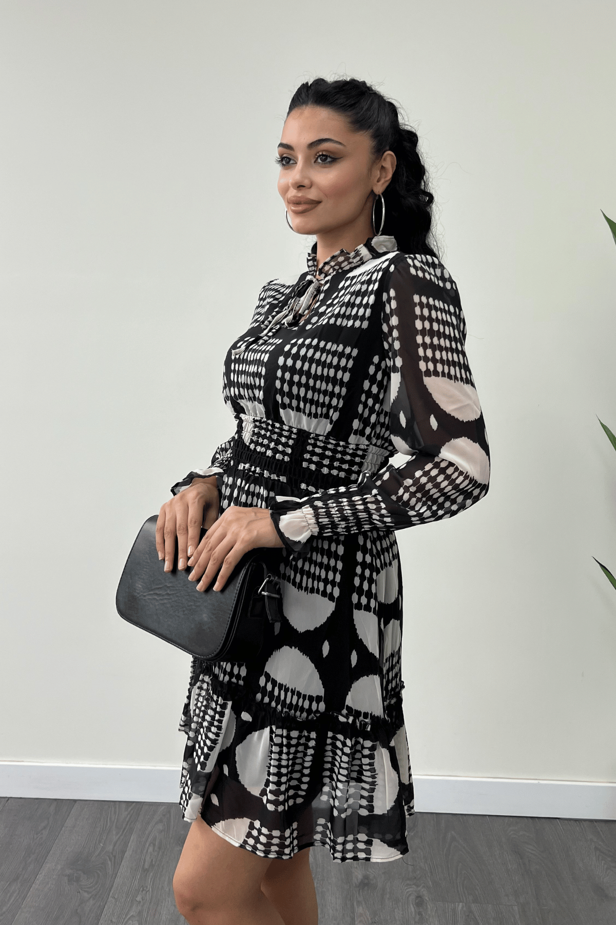 Şifon Kumaş Beli Lastik Detaylı Mini Elbise - SİYAH