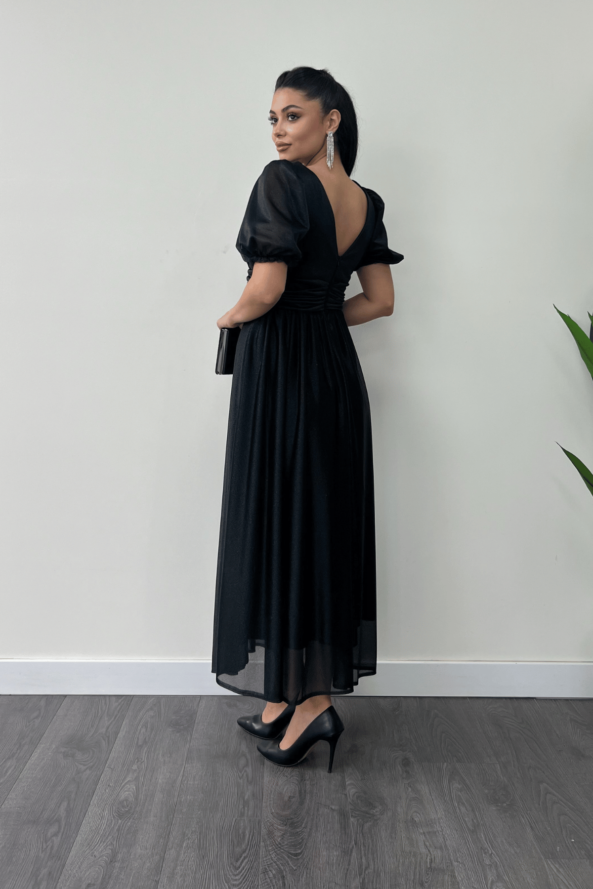 Tül Simli Kumaş Büzgü Detaylı Midi Elbise - SİYAH