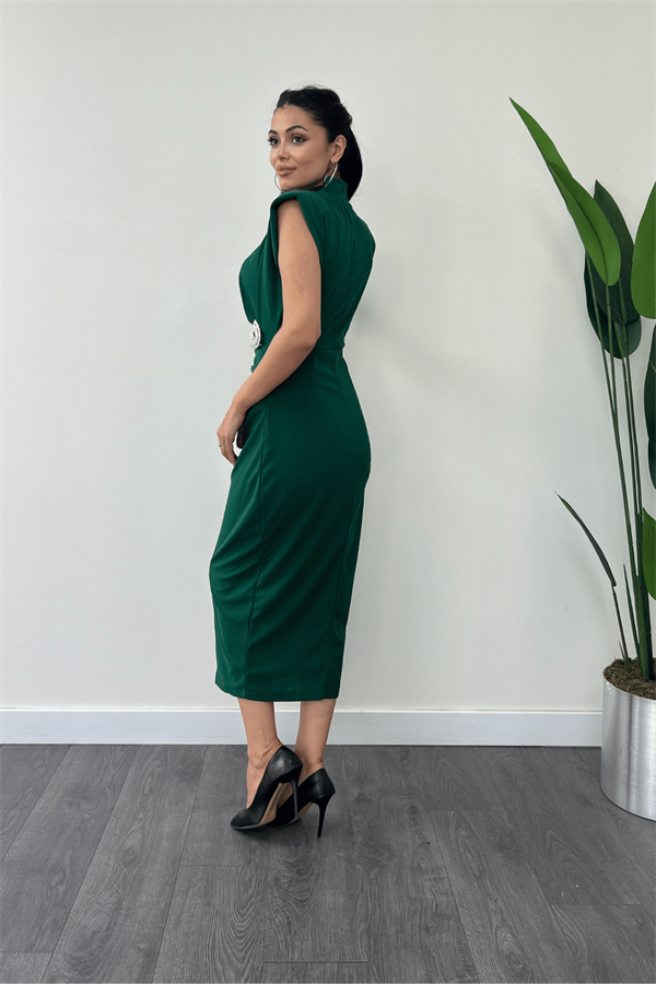 Atlas Kumaş Büzgü ve Bronş Detaylı Kalem Elbise - ZÜMRÜT YEŞİL