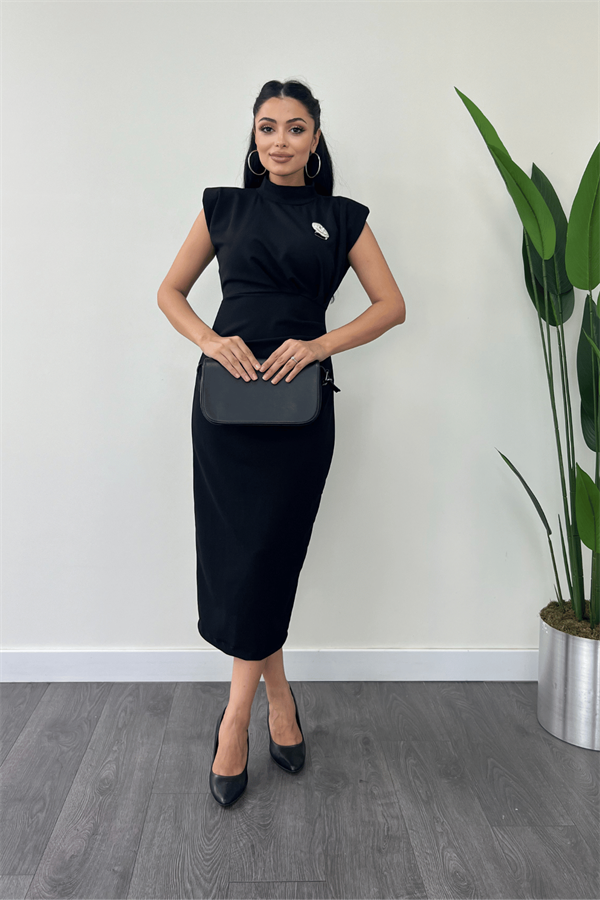 Atlas Kumaş Büzgü ve Bronş Detaylı Kalem Elbise - SİYAH