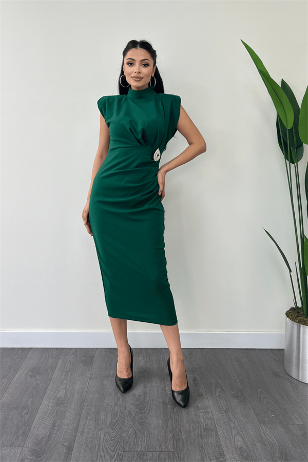 Atlas Kumaş Büzgü ve Bronş Detaylı Kalem Elbise - ZÜMRÜT YEŞİL