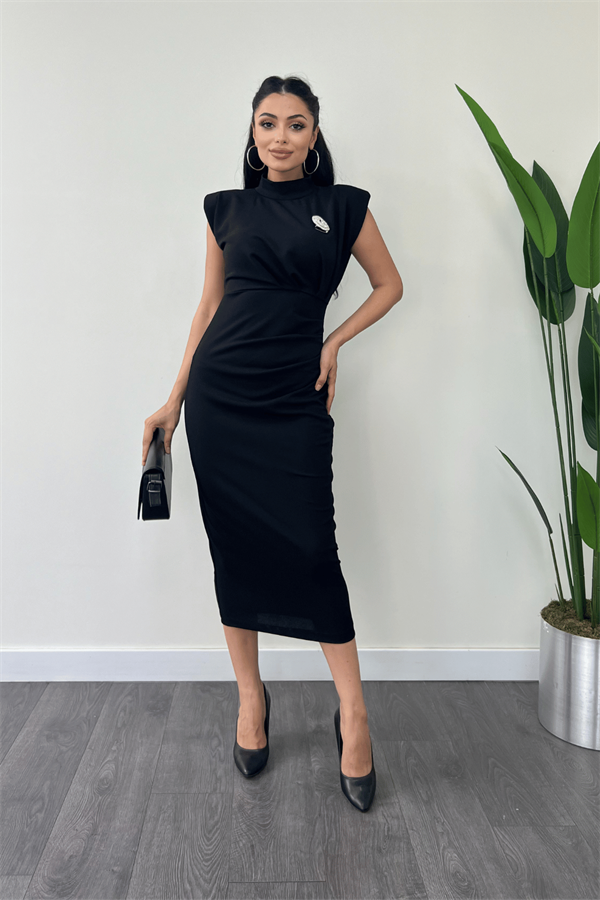 Atlas Kumaş Büzgü ve Bronş Detaylı Kalem Elbise - SİYAH