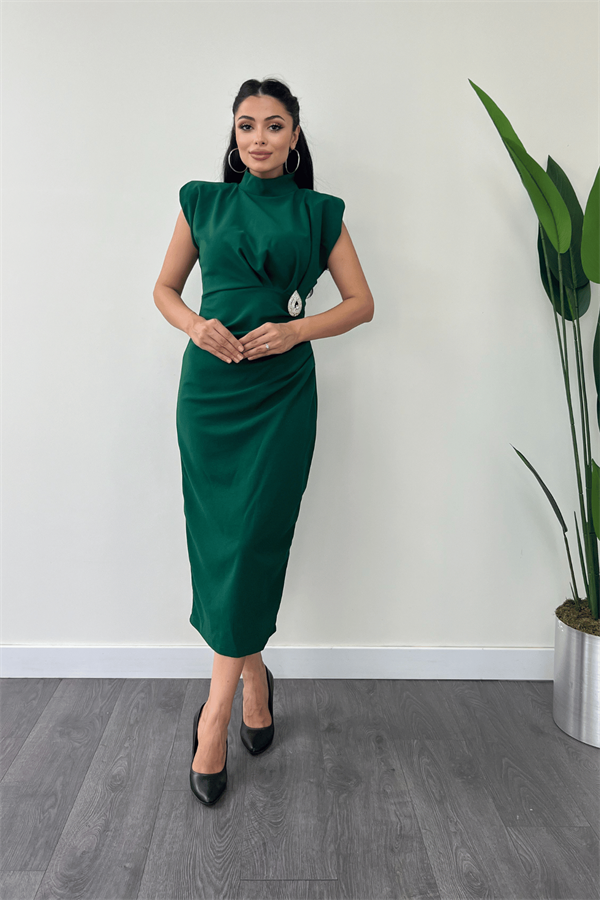Atlas Kumaş Büzgü ve Bronş Detaylı Kalem Elbise - ZÜMRÜT YEŞİL