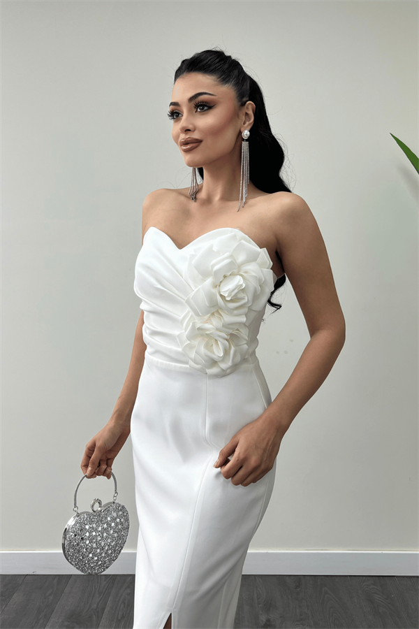 Atlas Kumaş Gül Detaylı Straplez Kalem Elbise - BEYAZ