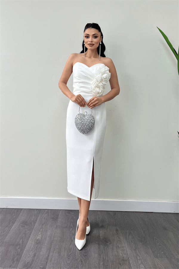 Atlas Kumaş Gül Detaylı Straplez Kalem Elbise - BEYAZ