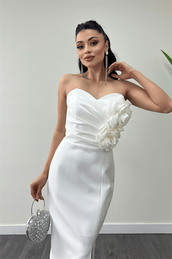 Atlas Kumaş Gül Detaylı Straplez Kalem Elbise - BEYAZ