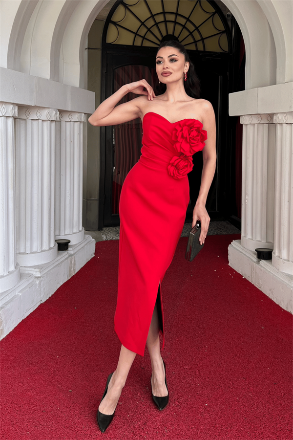 Atlas Kumaş Gül Detaylı Straplez Kalem Elbise - KIRMIZI