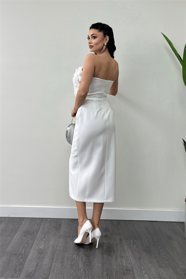 Atlas Kumaş Gül Detaylı Straplez Kalem Elbise - BEYAZ