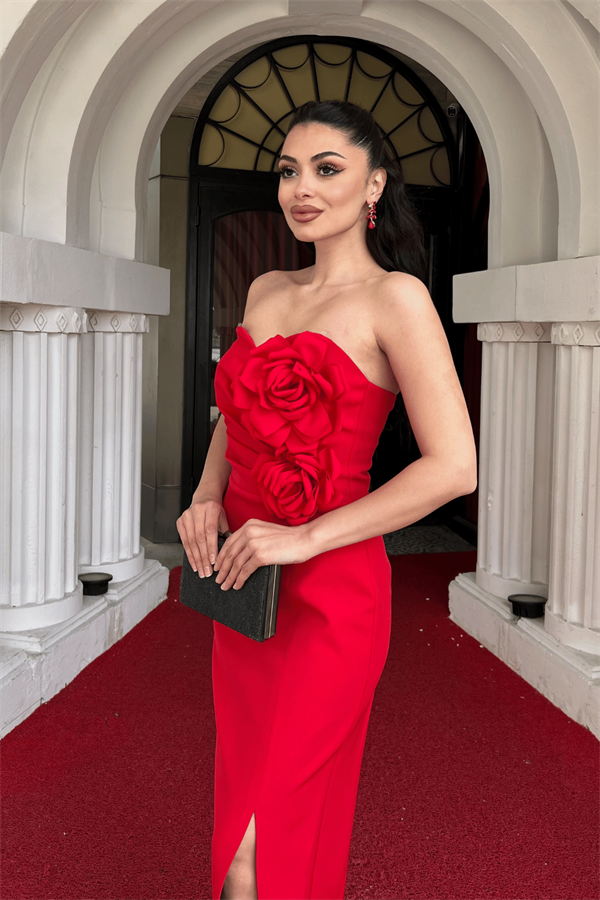 Atlas Kumaş Gül Detaylı Straplez Kalem Elbise - KIRMIZI