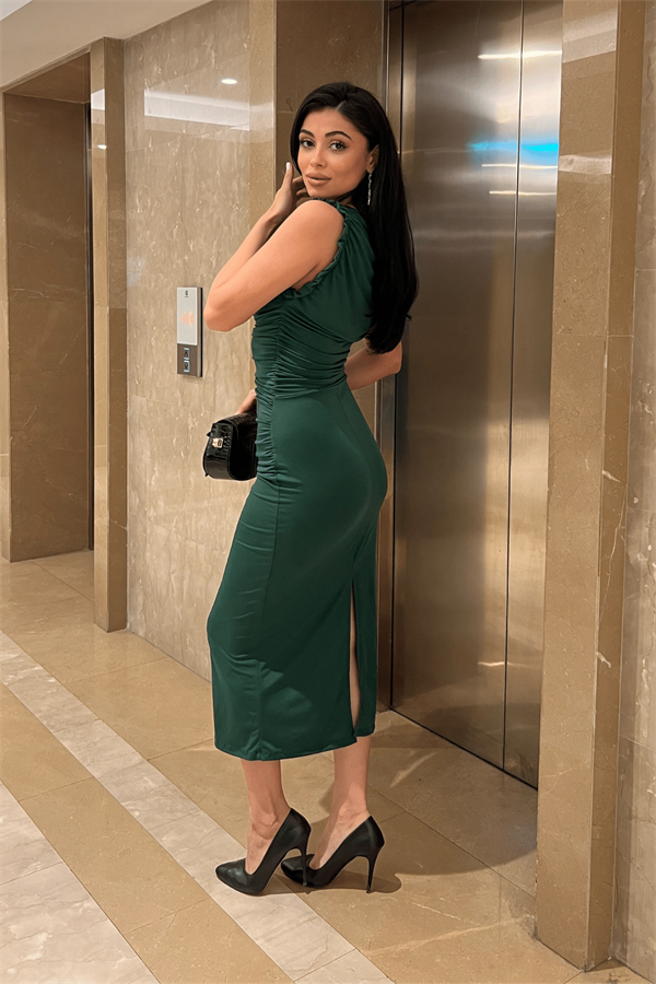 Buzi Kumaş Büzgü Detaylı Kalem Elbise - ZÜMRÜT YEŞİL