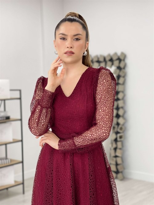 فستان متوسط الطول برقبة على شكل V من قماش الدانتيل - بورجوندي