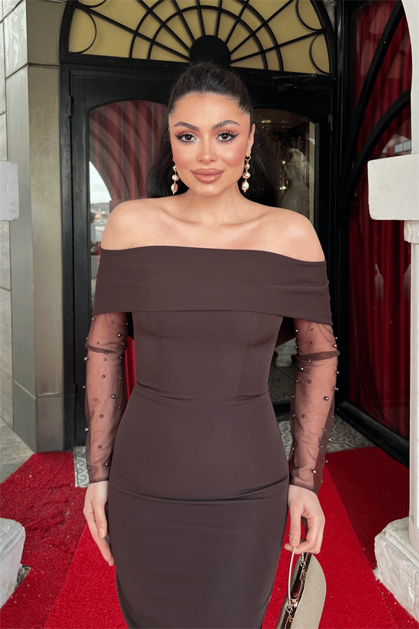 Double Kumaş İnci Detaylı Kayık Yaka Elbise - KAHVERENGİ