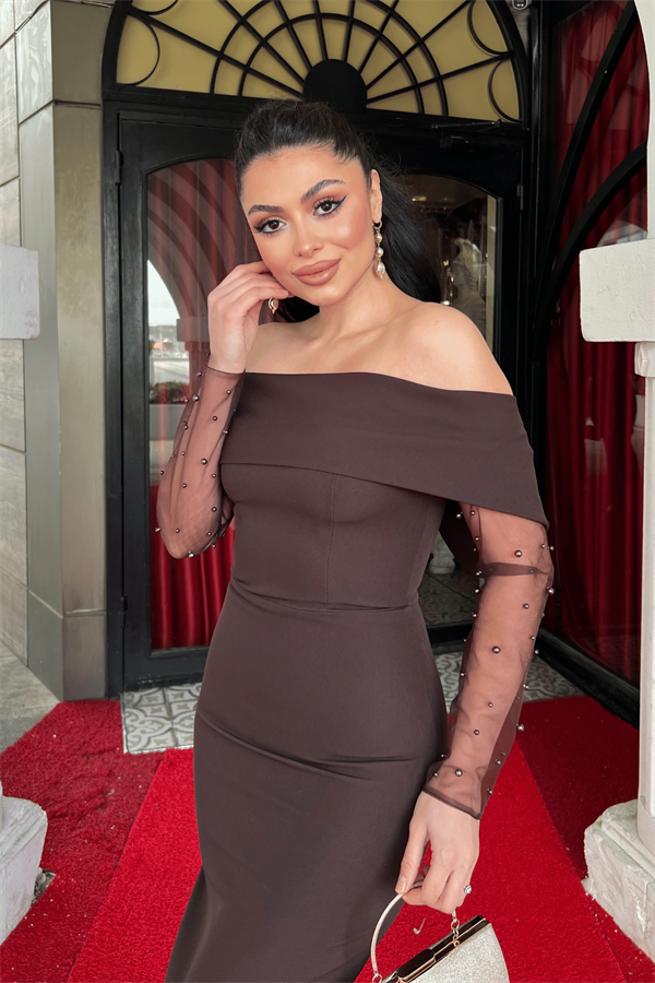 Double Kumaş İnci Detaylı Kayık Yaka Elbise - KAHVERENGİ