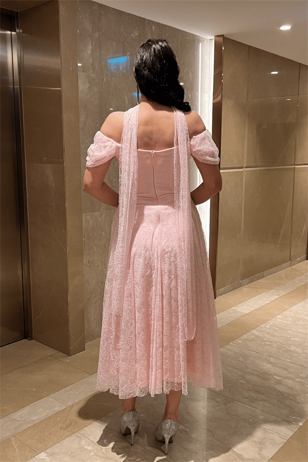 Full Dantel Kumaş Şal Detaylı Midi Elbise - PUDRA