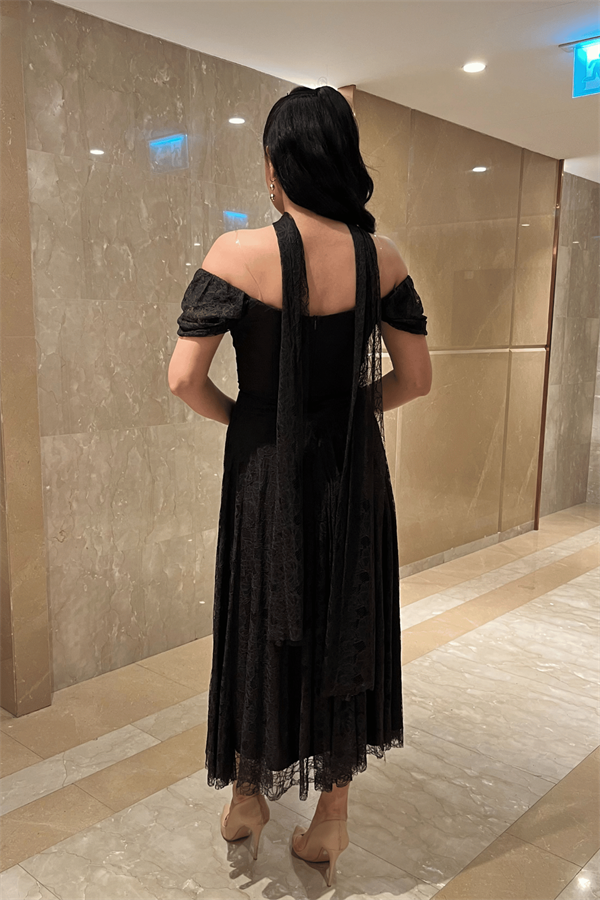 Full Dantel Kumaş Şal Detaylı Midi Elbise - KAHVERENGİ