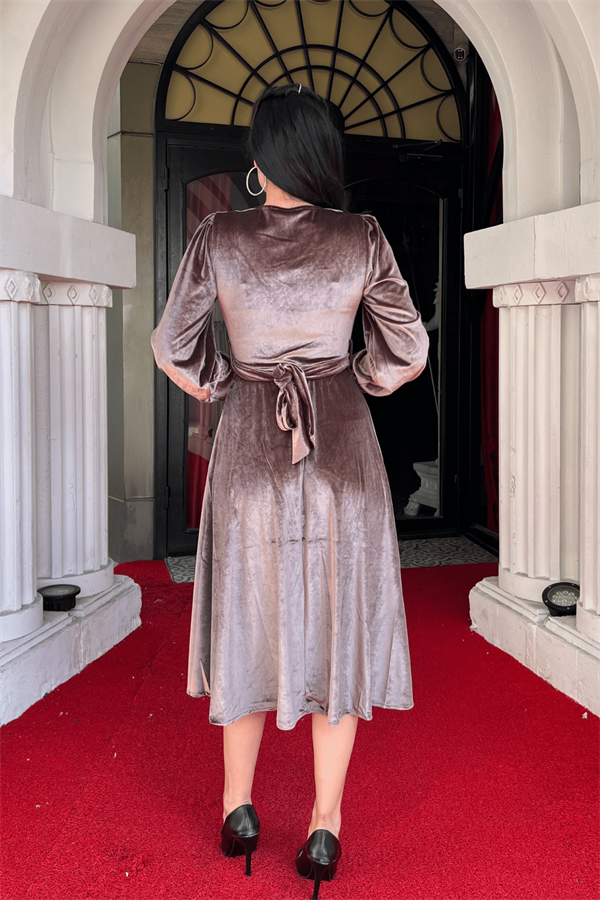 Kadife Kumaş V Yaka Midi Elbise - KAHVERENGİ