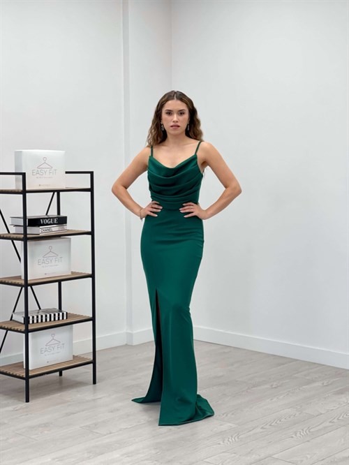 زمرد - فستان بياقة من قماش الكريب