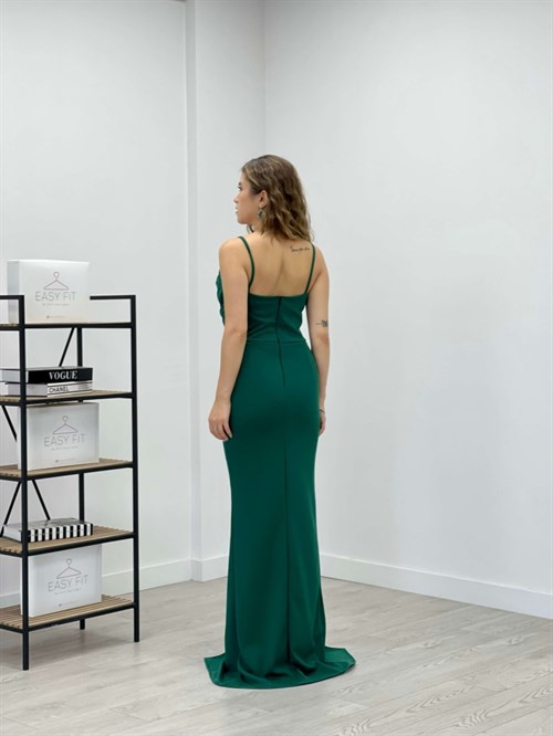 زمرد - فستان بياقة من قماش الكريب