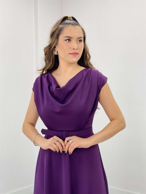 فستان بياقة من قماش الكريب