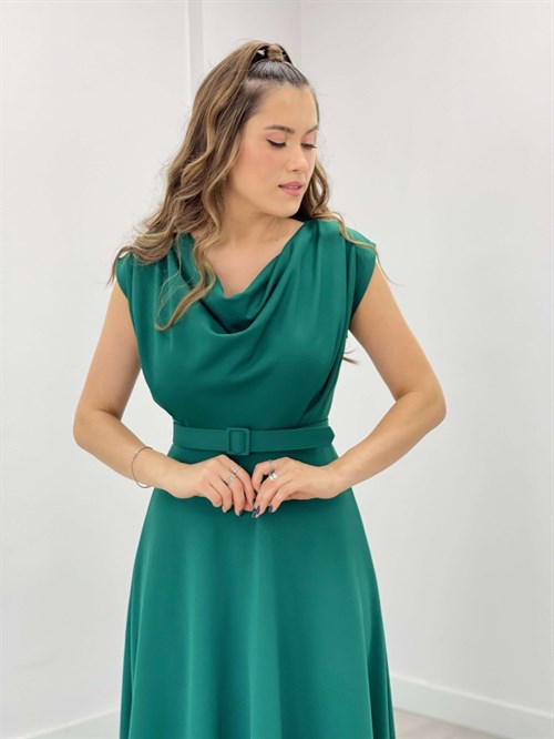 زمرد - فستان بياقة من قماش الكريب