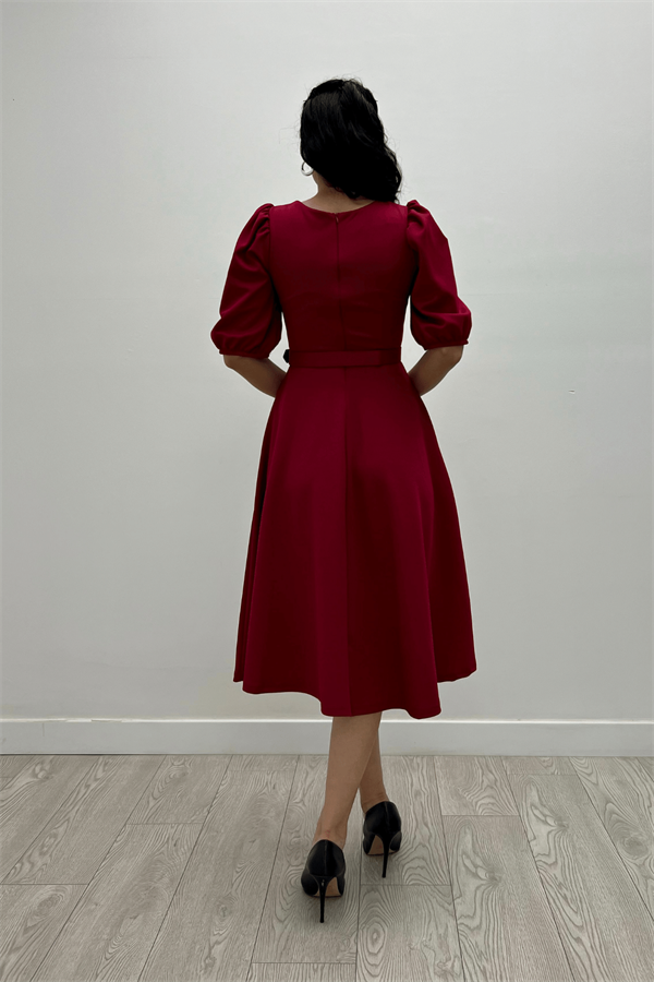 فستان مزين بحزام من قماش الكريب - بورجوندي