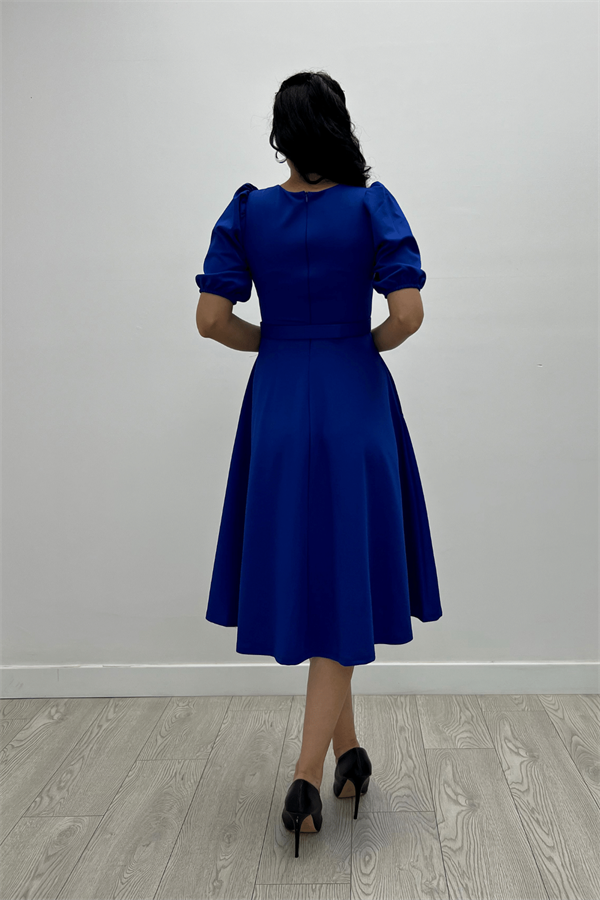 فستان مزين بحزام من قماش الكريب - ساكس بلو