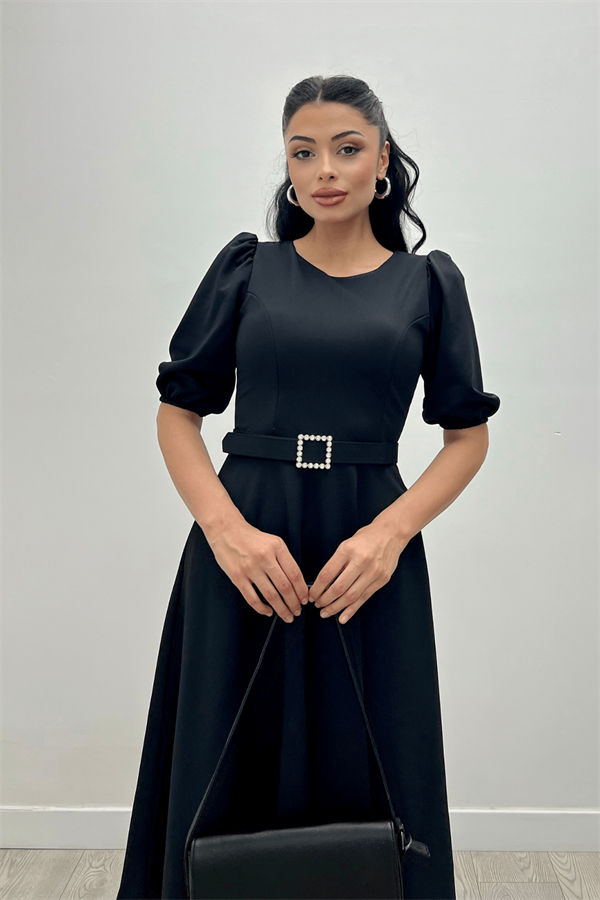 فستان مزين بحزام من قماش الكريب - الأسود