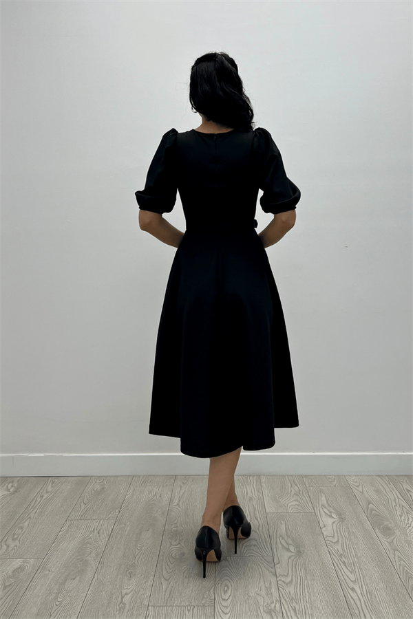 فستان مزين بحزام من قماش الكريب - الأسود