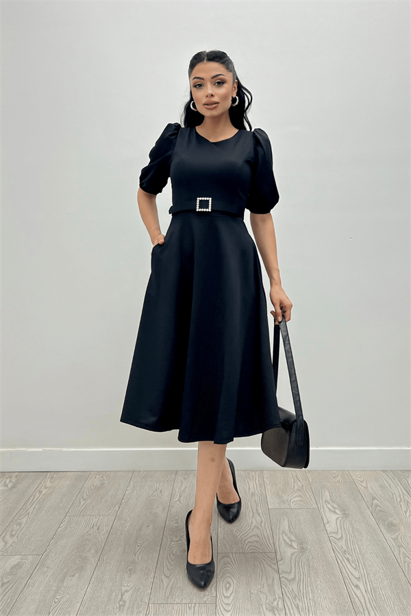 فستان مزين بحزام من قماش الكريب - الأسود