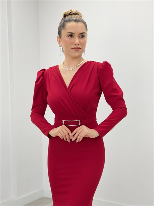 فستان سمكي ذو الياقة المزدوجة من قماش الكريب