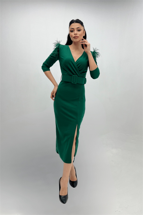Krep Kumaş Omuzları Tüylü Yırtmaç Detaylı Abiye Elbise - ZÜMRÜT YEŞİL