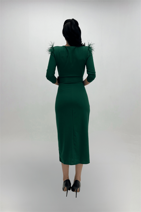 Krep Kumaş Omuzları Tüylü Yırtmaç Detaylı Abiye Elbise - ZÜMRÜT YEŞİL